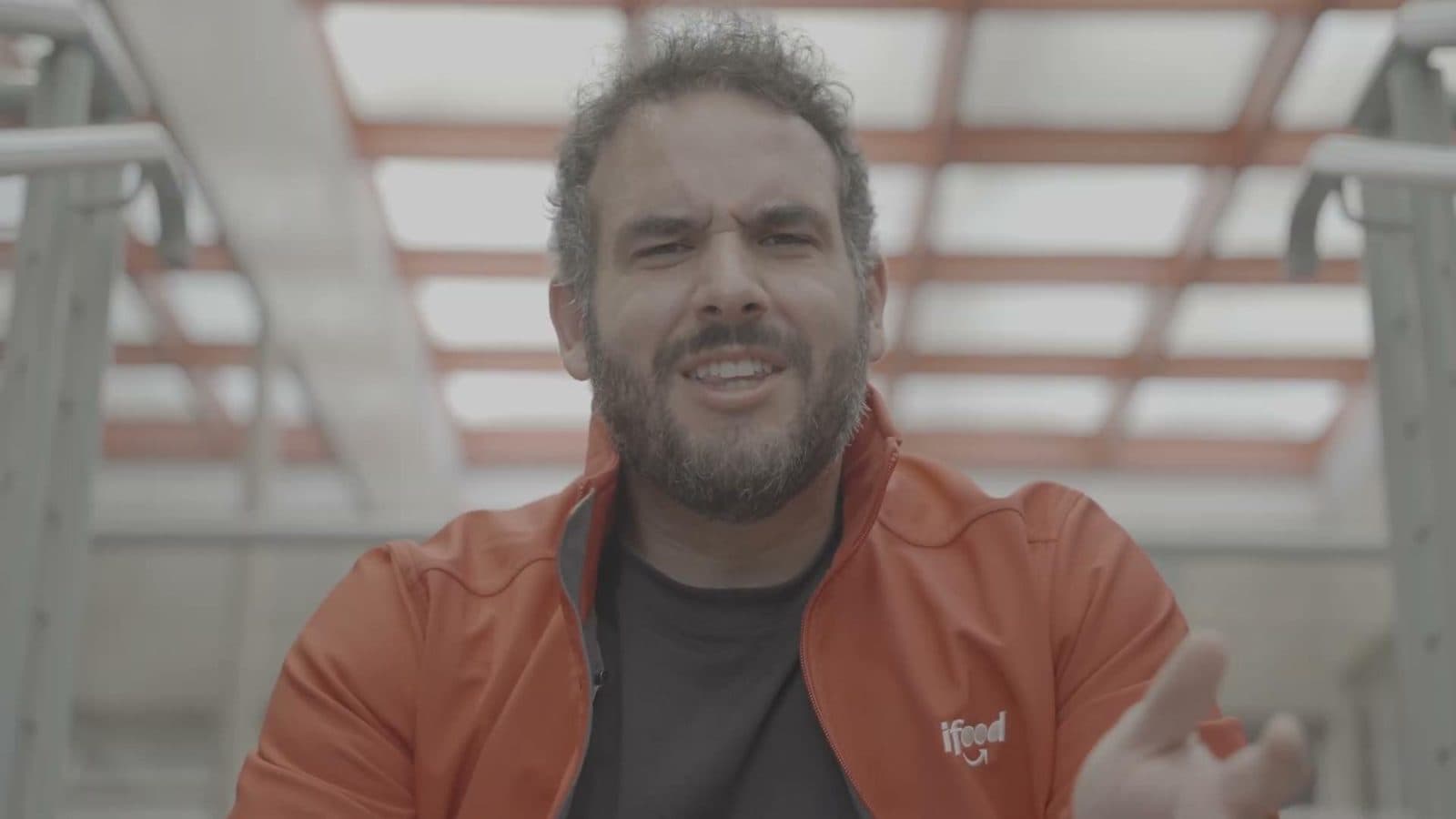 Apresentador do videocast do iFood